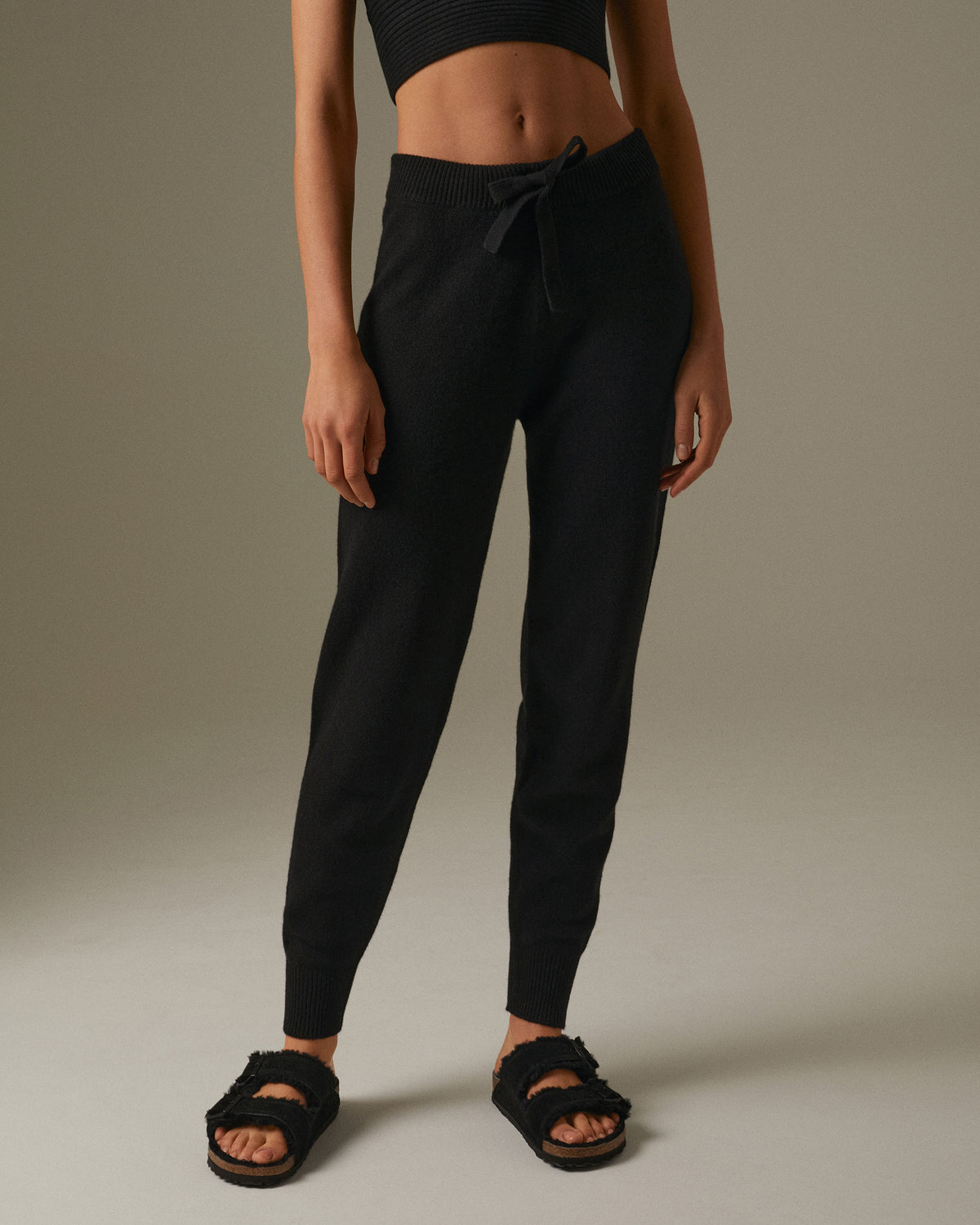 Women&#39;s cashmere joggers with drawstring in Black