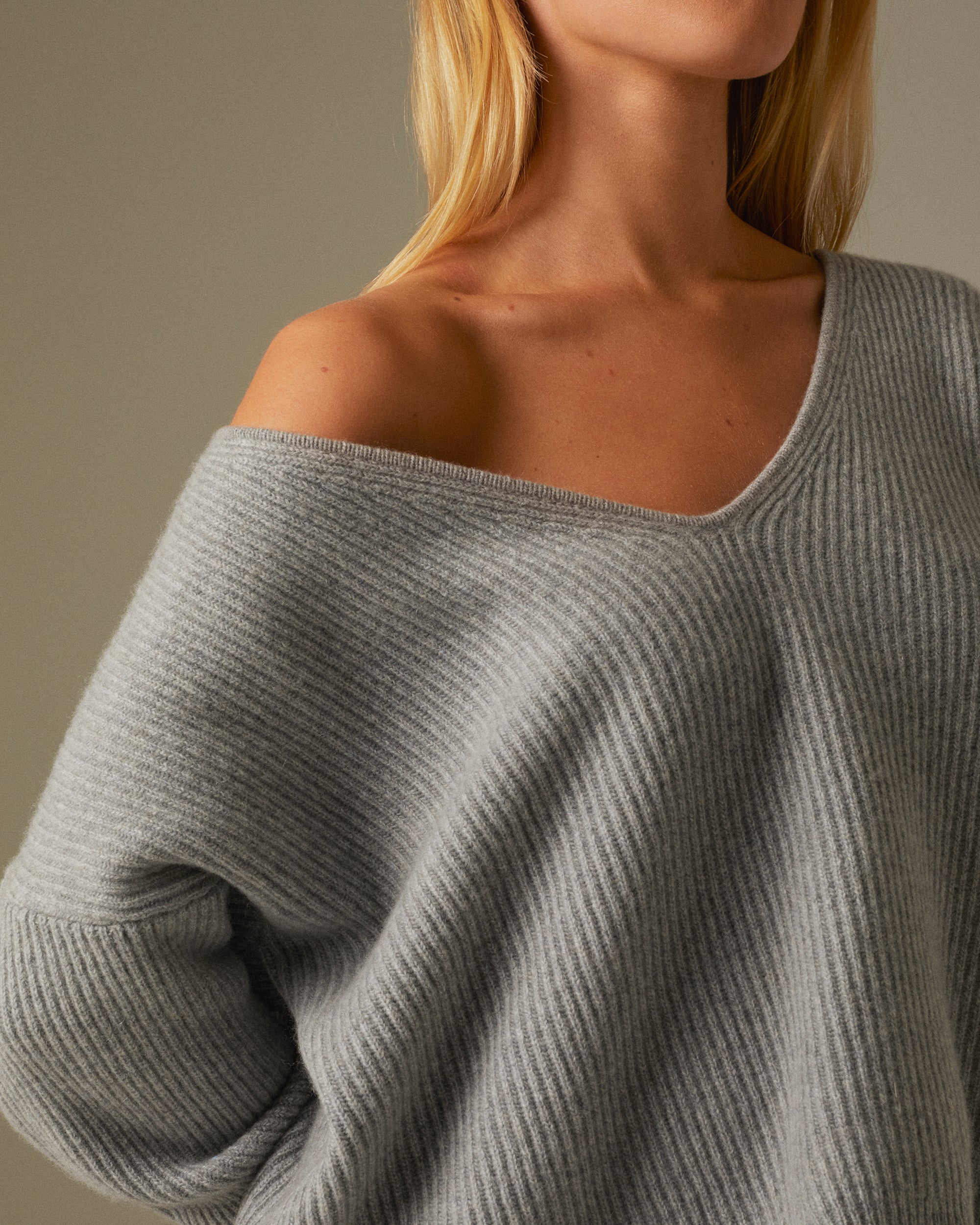Cashmere knit oversized V neck sweater grey
