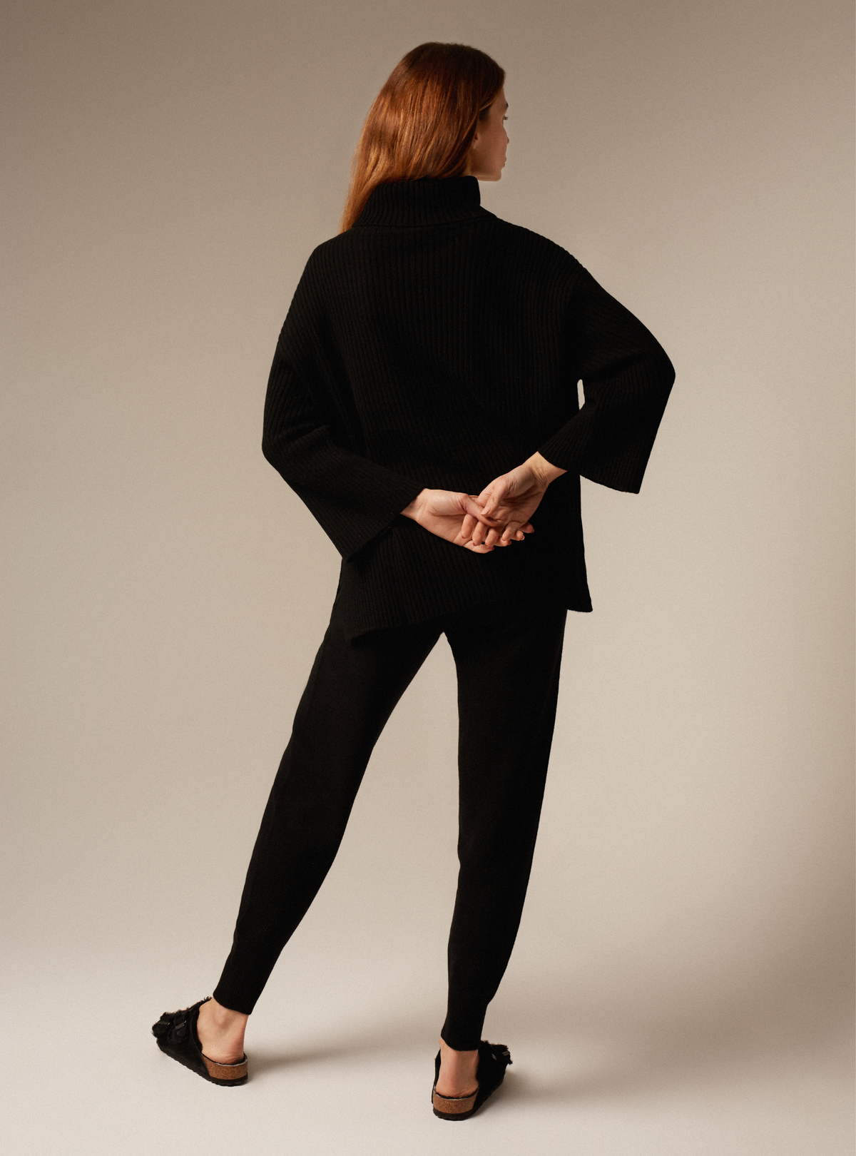 Women&#39;s oversized turtleneck side slit Sweater Black 