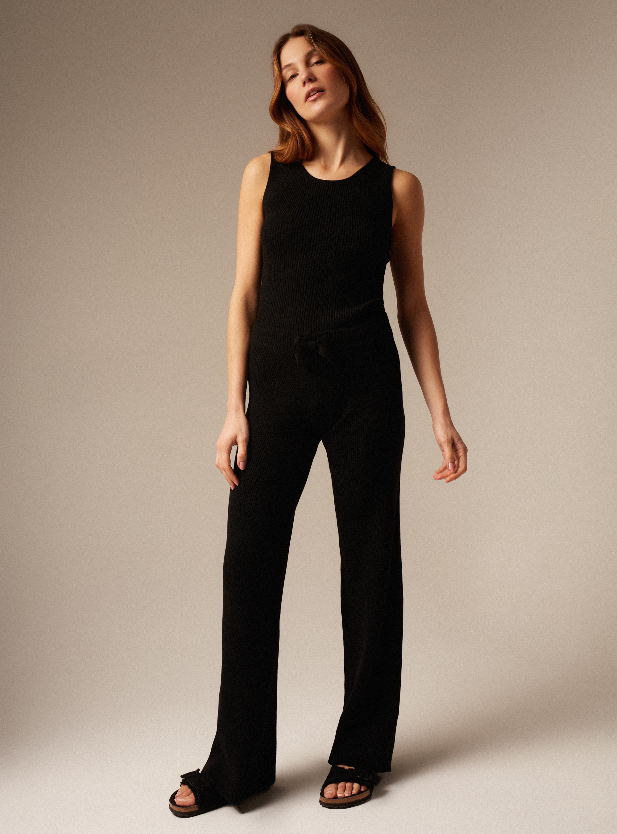 Classic women's cashmere tank top in Black