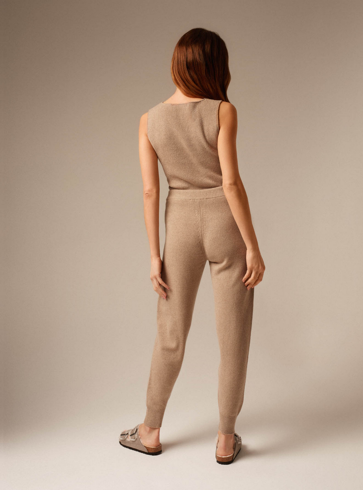 Women&#39;s cashmere joggers with drawstring in sand