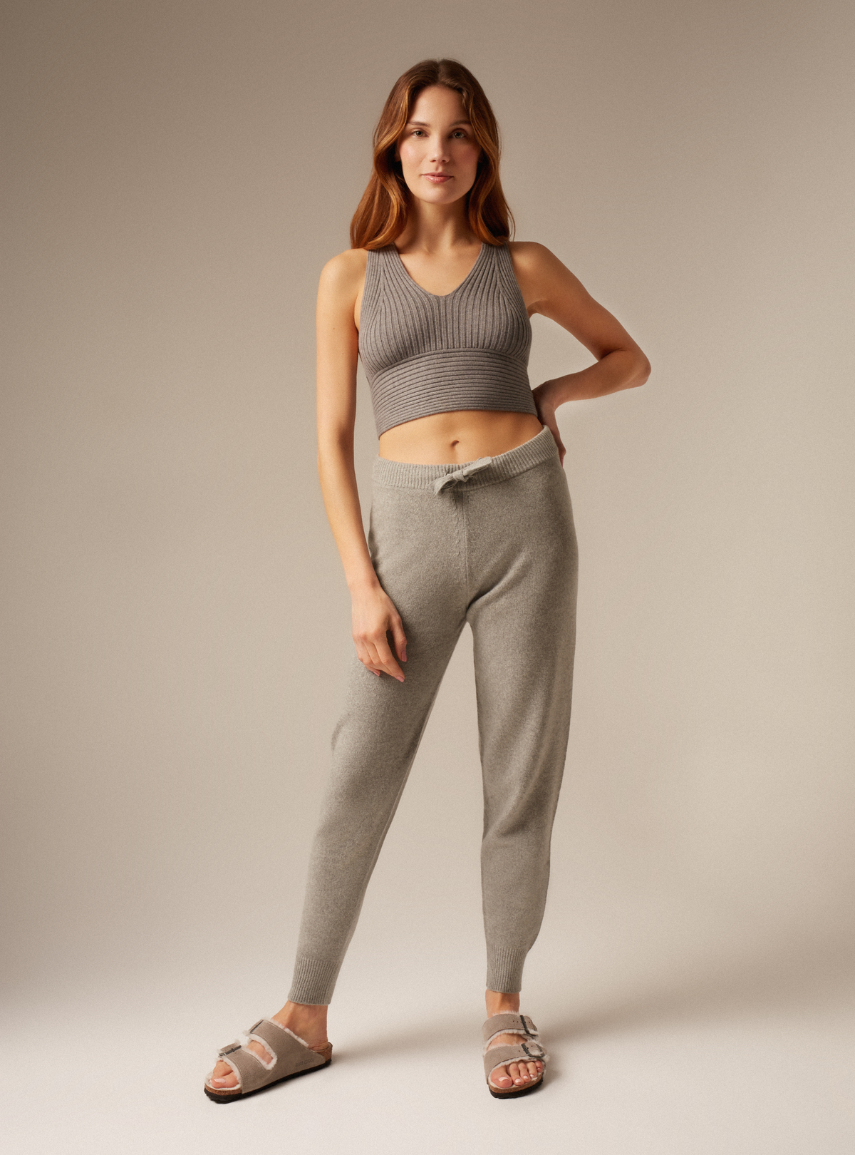 Cashmere women&#39;s knitted joggers in grey