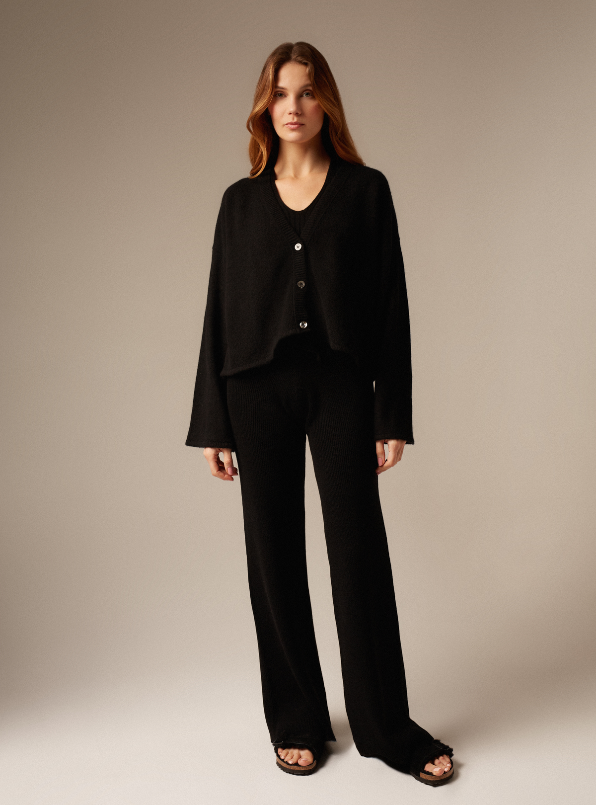 Women&#39;s cashmere V neck cropped cardigan in black