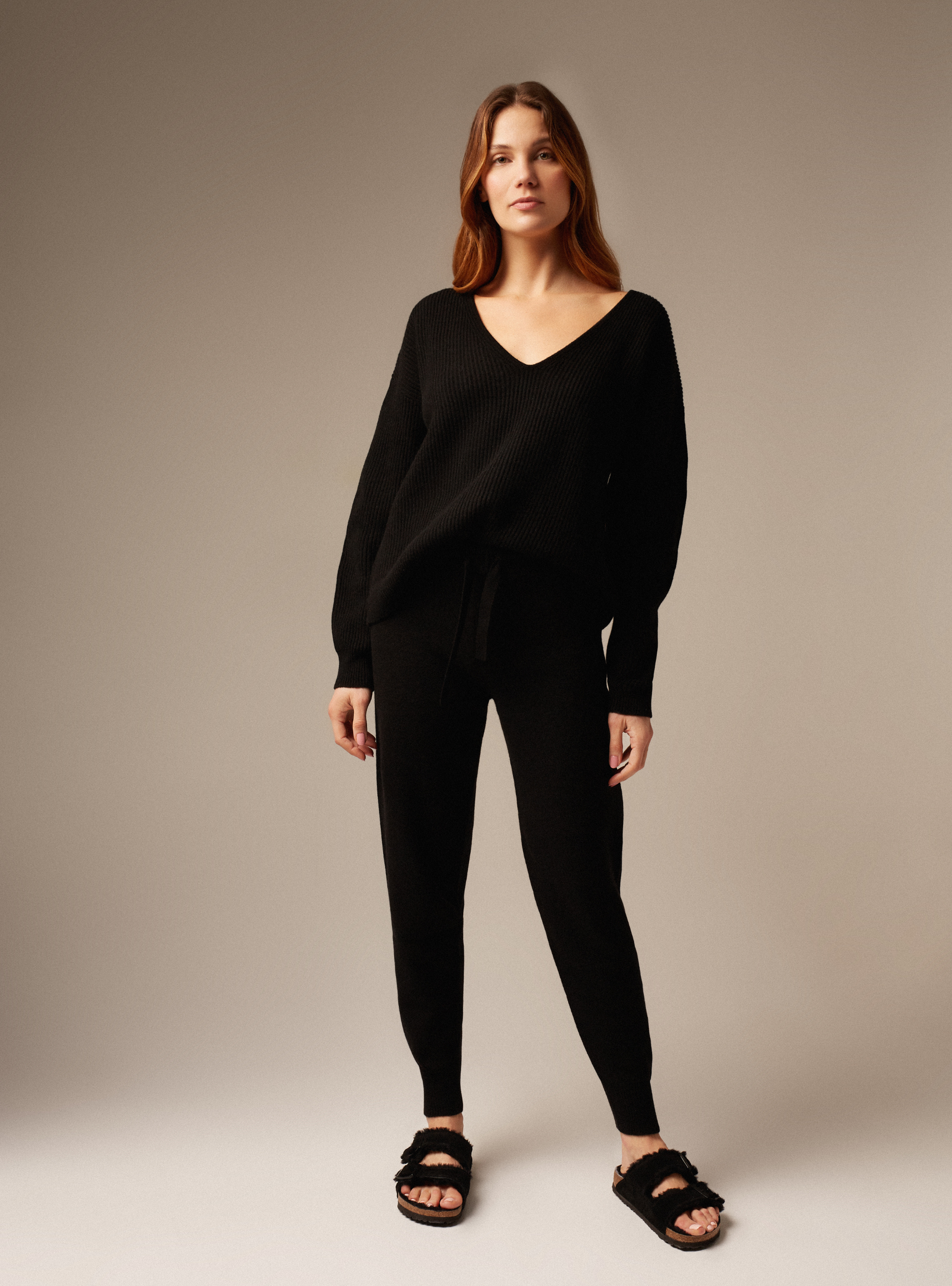 Cashmere women's joggers in Black 