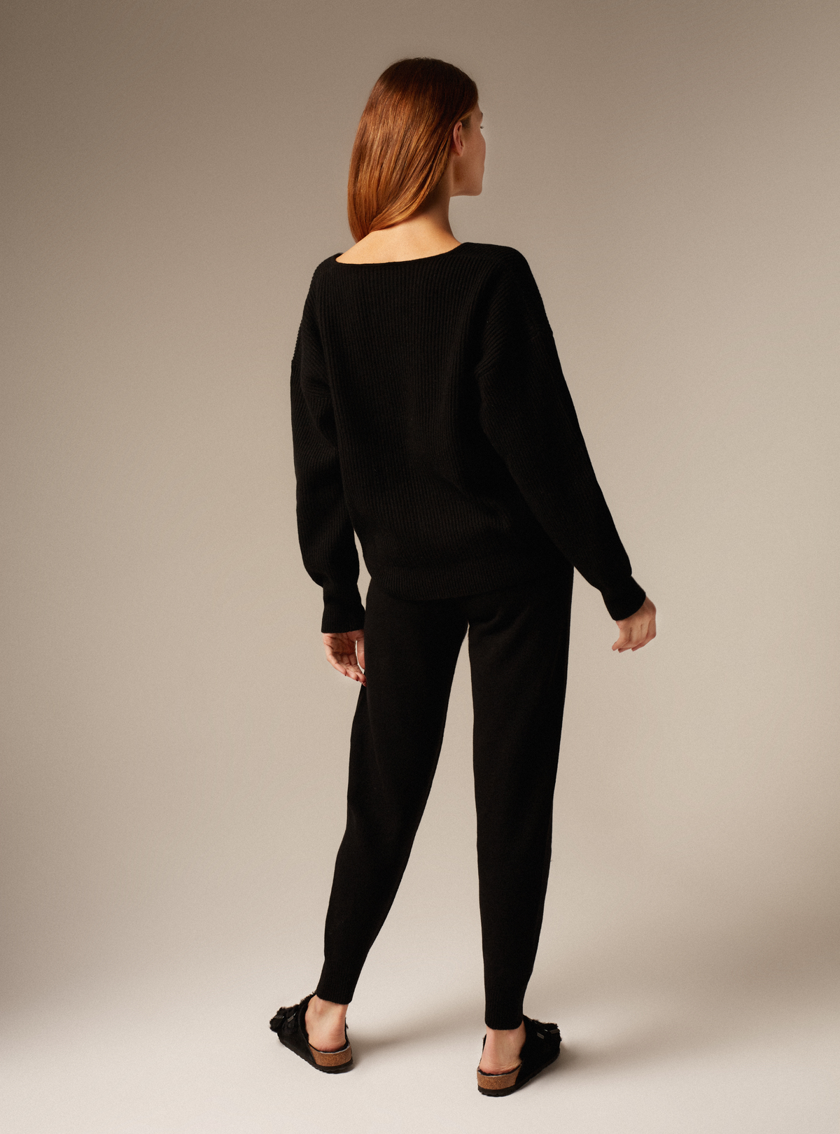 Women&#39;s oversized cashmere V neck sweater in Black