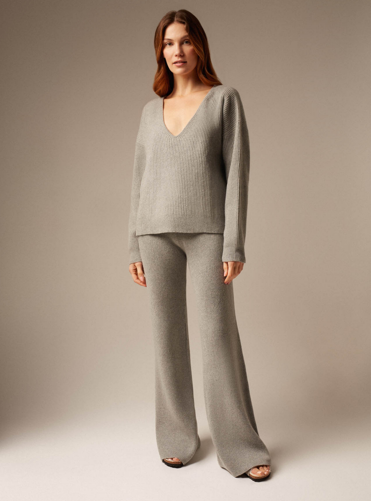 Women&#39;s oversize cashmere V neck sweater in grey